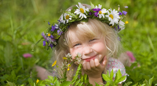 En bild på en flicka med blommor i håret 